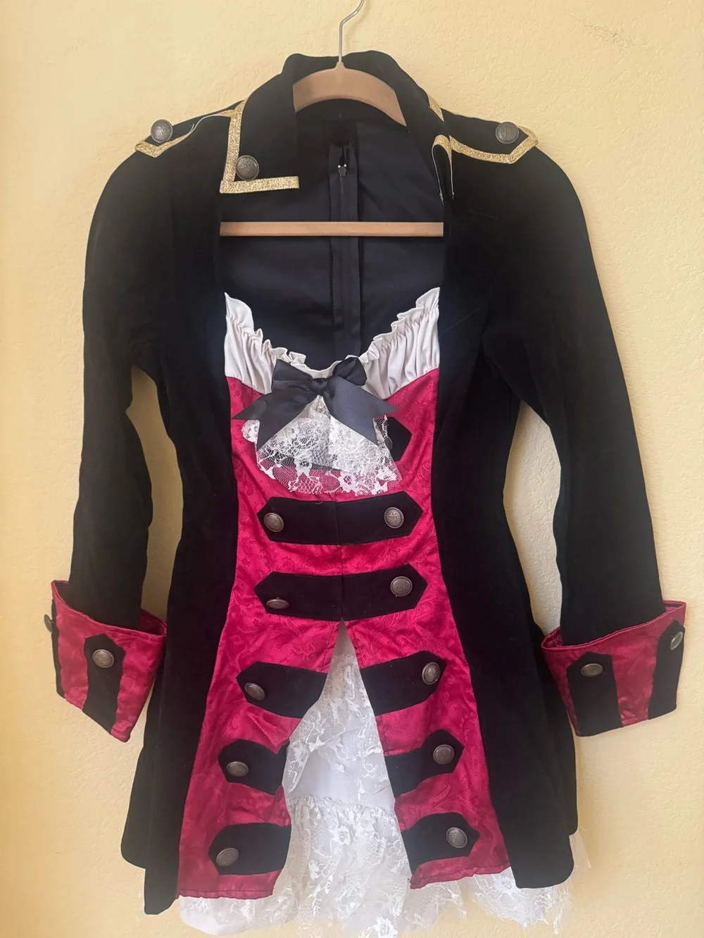 Spirit Halloween Charming Pirate Captain Size Medium - Picture 2 of 4